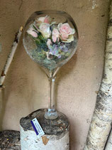 Kristallglas mit Kunstblumen