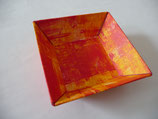 gelb-rote offene Schachtel