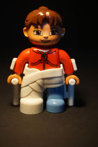 Duplo Person mit Krücken und Gips