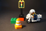 Duplo Polizist auf Polizeimotorrad als Set