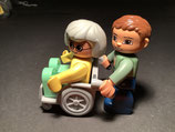 Duplo Mann mit Oma/Opa im Rollstuhl