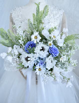 NEW＊即納OK　ホワイトのお花とちょっとブルーなクラッチブーケ