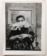 Jeune fille tzigane au bouquet de fleurs