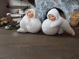 Schneebabies machen einen Schneemann