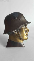 Patriotisches Relief - Soldat mit Stahlhelm