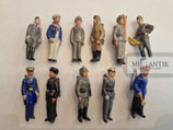 WHW - 11x farbige Porzellanfiguren "Uniformen"