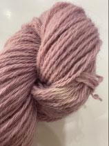Unbehandelte Wolle von Kärntner Brillenschafen Farbe Mauve