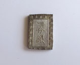 明治一分銀　Mj (跳分・半川常)　太政官貨幣司製　本座　極美品