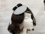 Fascinator weiß mit schwarzem Netz und schwarzer Schleife