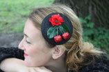 Fascinator mit schwarzer Strohbasis mit Kirschen,  Mohnblüten und Blättern