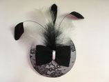 weißer Fascinator, schwarze Spitze, schwarze Schleife, diverse Federn