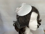 Braut Fascinator weiß Satin mit Schleier, großer Schleife, Strassornament