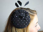 Fascinator schwarz mit Schleife und Federn