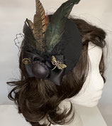 Steampunk Fascinator mit Federn, Zahnrad und Libelle, Schleife Knopf