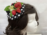 Polkadots Fascinator schwarz/weiß, Erdbeeren, Blüte und Blätter