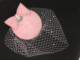 Fascinator blass rosa mit Schleier, Schleife, Strass- und Glas Dekoration