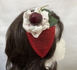 Sinamay Fascinator rot, Kirsche, Sahne, Perlen, Blätter