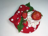 Erdbeer Fascinator rot weiße Punkte, Schleife, Blätter