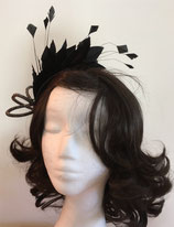 Fascinator schwarz Sinamay, Federn und Strassloop
