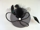 Fascinator schwarz/weiß gestreift mit Federn und Loop