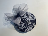 Fascinator weiß, blaue Spitze, doppel Schleife weiß, Tüll blau
