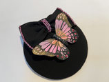 Fascinator schwarz, Schleife, Perlen rosa pink, Feder Schmetterling