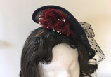 schwarzer Fascinator Sinamay, Schleife aus Tüpfchentüll, rote Organzablüten