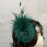 Fascinator grün, Schleife, Federn, grüner Dekostein