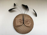 Feder Fascinator gold mit Schleife und Hutnetz