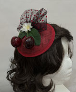 Sinamay Fascinator rot, Kirschen, Blüten, Blätter, Tüll