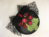 Fascinator schwarz Sinamay, Schleife Tüll, Beeren, Blätter