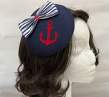 Fascinator blau mit rotem Anker und blau-weiß gestreifter Schleife