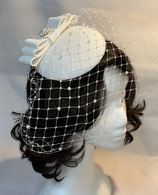 Fascinator Braut ivory mit Schleier, großer Schleife, Perlen Dekoration, clean Look