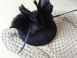 Fascinator dunkelblau mit Schleife, Federrosetten und blauem Schleier