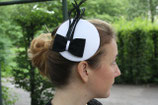 Fascinator weiß mit schwarzer Schleife und schwarzen langen Federn