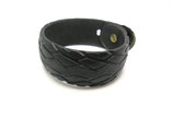 Armband aus recyceltem Fahrradreifen schwarz.
