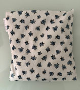 Traubenkernkissen weiss mit blauen Rosen