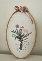 Stickrahmenbild oval Blumenstrauss zart