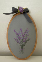 Stickrahmenbild oval Lavendelstrauss