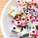 Abalorio cubo blanco con cruz de colores variados 6mm agujero de 3mm - ABCRUZ01 (50 unidades)