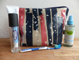 Waschtasche mit Streifen in dunkelblau und koralle und kleinen Punkten
