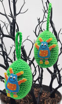 Gehäkeltes Deko-Ei mit aufgeklebtem Monster aus Moosgummi
