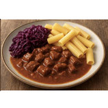 Schweinegulasch mit Rigatoni und Rotkraut