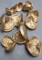 Getrocknete Mandeln gold