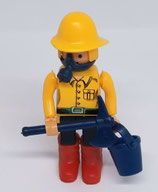 Feuerwehrübung 1990 - Feuerwehrman mit Axt und Eimer - gelb