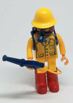 Feuerwehrübung 1990 - Feuerwehrmann mit Löschgerät in gelb