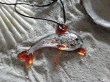 Lampwork Murano-Glas-Anhänger "Delfin" rot-gelb mit Ösenloch und schwarzem Wachsband