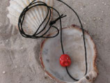 Schwarzes Wachsband mit roter Keramikperle "Buddha-Kopf",