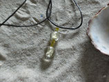 Goldfarbener Lampwork Folien-Glas-Anhänger an braunem Wachsband
