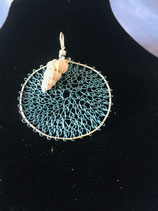 Filigraner Fingergestrickter Anhänger taubenblau mit Spiralschnecke